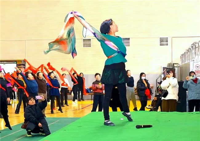 编导夏冰引领《东方红》广场舞， 点燃蔡甸群众心中红色火焰
